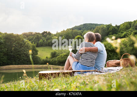 Senior Paar am See Picknick Stockfoto