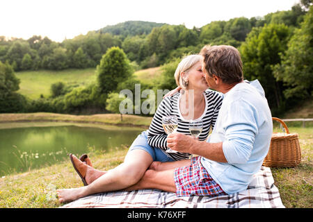 Senior Paar am See Picknick Stockfoto