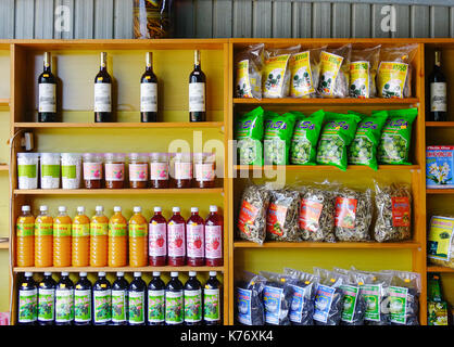 Dalat, Vietnam - Nov 11, 2016. Besondere Speisen und Getränke im Supermarkt in Dalat, Vietnam. Da Lat ist ein beliebtes Reiseziel im Süden Vietna Stockfoto