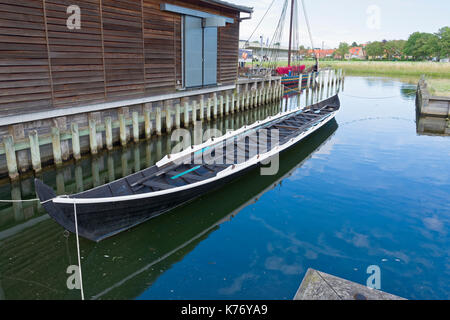 Roskilde, Dänemark - August 01, 2015: Nachbildung der alten Boot und Besucher außerhalb des Vicking Schiff Museum Stockfoto