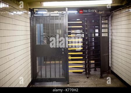 Notfall Tür und hohe Rad Ausfahrt in einer U-Bahn Station in New York am Sonntag, den 10. September 2017. (© Richard B. Levine) Stockfoto