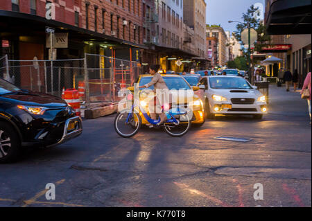 Eine Frau reitet Ihr CitiBike Durchgangsverkehr im Meatpacking District in New York am Samstag, 9. September 2017. (© Richard B. Levine) Stockfoto