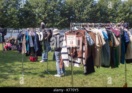 Sparsame Käufer an einen kostenlosen Stop'N'Swap Event im Riverside Park in New York am Sonntag, den 10. September 2017. GrowNYC's Büro des Recycling die Bildungs- und Öffentlichkeitsarbeit gefördert wird der freie Fall, wo Menschen handeln können wiederverwendbare, unerwünschte Sachen im Austausch für die Elemente von anderen Links auf einer "Wer zuerst kommt, mahlt zuerst" Grundlage dienen. (© Frances M. Roberts) Stockfoto