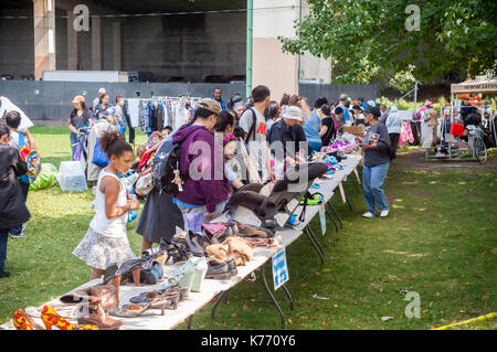 Sparsame Käufer an einen kostenlosen Stop'N'Swap Event im Riverside Park in New York am Sonntag, den 10. September 2017. GrowNYC's Büro des Recycling die Bildungs- und Öffentlichkeitsarbeit gefördert wird der freie Fall, wo Menschen handeln können wiederverwendbare, unerwünschte Sachen im Austausch für die Elemente von anderen Links auf einer "Wer zuerst kommt, mahlt zuerst" Grundlage dienen. (© Frances M. Roberts) Stockfoto