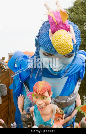 Nizza - 21. Februar: Karneval von Nizza am 21. Februar 2010 in der Französischen Riviera. Dies ist die wichtigste winter Event der Riviera. 2010 Thema ist die "Blaue Stockfoto