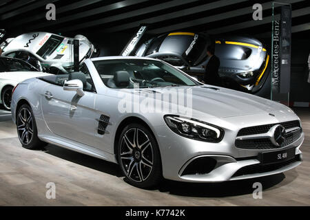 Frankfurt, Deutschland. 13 Sep, 2017. Mercedes SL 400 auf dem Display während der Frankfurter Automobilausstellung IAA 2017 in Frankfurt am Main, Deutschland Am 13. September 2017. Credit: Maik Boenisch/Pacific Press/Alamy leben Nachrichten Stockfoto