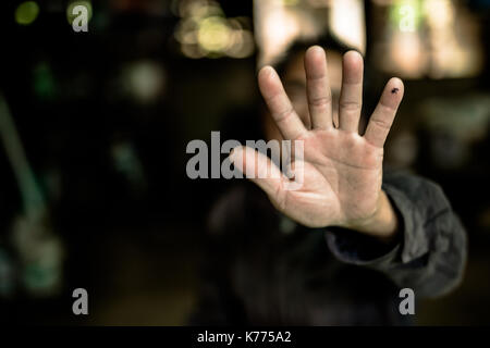 Stop missbrauchte junge Gewalt. Kind Bondage in Winkel Image Blur, Tag der Menschenrechte Konzept. Stockfoto