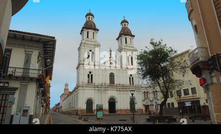 Blick auf die Kirche von Santo Domingo im historischen Zentrum der Stadt Cuenca Stockfoto