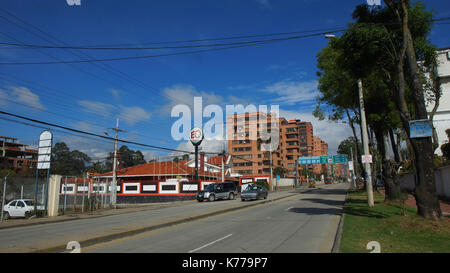 Blick auf die Avenue des Ordonez Lasso im modernen Viertel der Stadt Cuenca Stockfoto