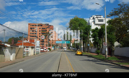 Blick auf die Avenue des Ordonez Lasso im modernen Viertel der Stadt Cuenca Stockfoto