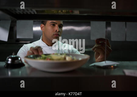 Blick auf eine Bestellliste in der Großküche im Restaurant Koch Stockfoto