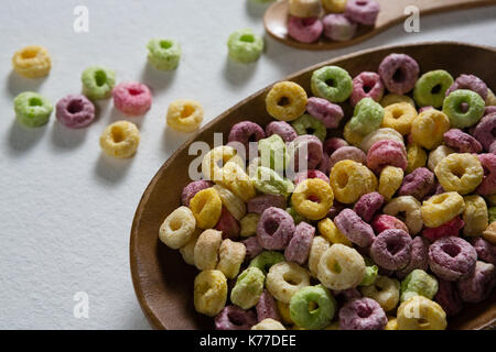 Froot Loops in der Platte auf weißem Hintergrund Stockfoto
