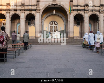 Luftmasse Öffnen außerhalb der Kirche der Heiligen Dreifaltigkeit, Addis Abeba, Äthiopien. Stockfoto