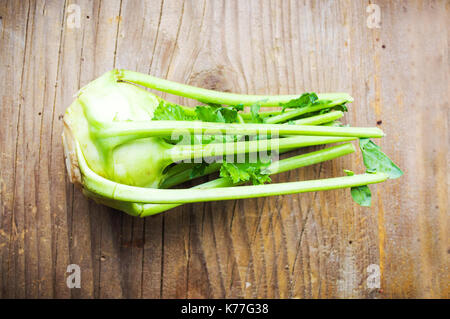 Kohlrabi einen gesunden grünen Gemüse auf einem rustikalen Board Stockfoto