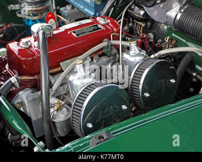 Details der Motor unter der Motorhaube von Classic Car auf lokaler zeigen in Cumbria, England, Großbritannien Stockfoto