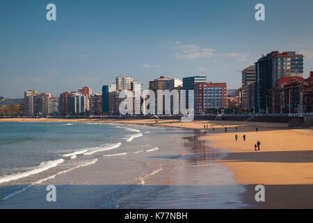 Spanien, Asturien, Asturias Province, Gijon, Gebäude entlang der Playa de San Lorenzo Strand, am späten Nachmittag Stockfoto