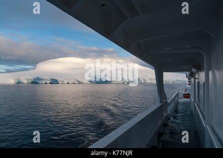Plancius Kreuzfahrtschiff der Lemaire Kanal, Antarktis Stockfoto