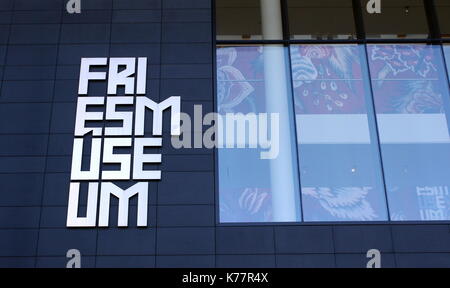 Logo des Neuen Friesische Museum (Frysk Museum) Gebäude auf Vestdijk 14-16 (auch Zaailand) Square in Leeuwarden, Niederlande, im Jahr 2013 eröffnet. Stockfoto