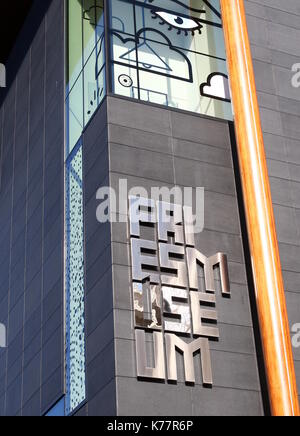 Logo des Neuen Friesische Museum (Frysk Museum) Gebäude auf Vestdijk 14-16 (auch Zaailand) Square in Leeuwarden, Niederlande, im Jahr 2013 eröffnet. Stockfoto