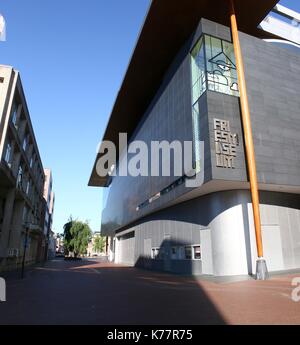 Neue Friesische Museum (Frysk Museum) Gebäude auf Vestdijk 14-16 (auch Zaailand) Square in Leeuwarden, Niederlande, im Jahr 2013 eröffnet. Stich von 2 Bilder. Stockfoto