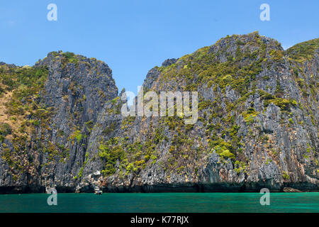 Vertikale Felsen über dem Meer auf Koh Phi Phi, Thailand Stockfoto