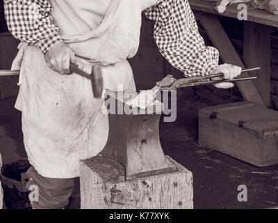 Schmied bei der Arbeit in historische Reenactment Stockfoto