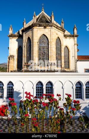 Rückansicht des Caraca Sanctuary neogotische Kirchenfenster im Morgengrauen, katholische Kirche, Minas Gerais, Brasilien. Stockfoto