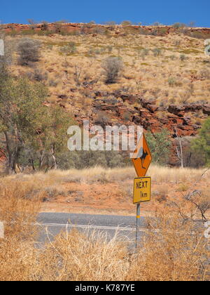 Warnzeichen für Kangaroo Kreuzung an der lurline Schlucht Access Road, West macdonnell Ranges in der Nähe von Alice Springs, Northern Territory, Australien 2017 Stockfoto