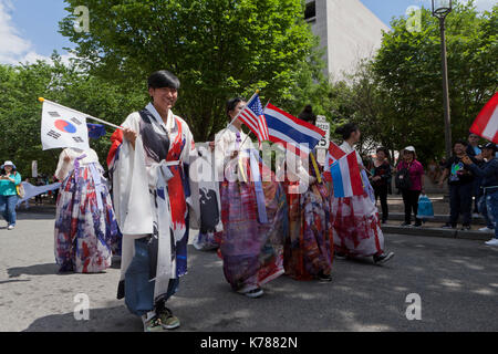 Koreanische Frauen Veterans Association Washington tragen Amerikanische Flagge inspiriert Hanbok (traditionelle koreanische Kleid) in National Memorial Day Parade - USA Stockfoto