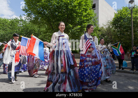 Koreanische Frauen Veterans Association Washington tragen Amerikanische Flagge inspiriert Hanbok (traditionelle koreanische Kleid) in National Memorial Day Parade - USA Stockfoto