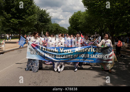 Koreanische Frauen Veterans Association Washington tragen Amerikanische Flagge inspiriert Hanbok (traditionelle koreanische Kleid) in National Memorial Day Parade - USA Stockfoto