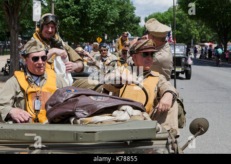 US Air Force reenactors des Zweiten Weltkrieges in der National Memorial Day Parade - Washington, DC, USA teilnehmen Stockfoto