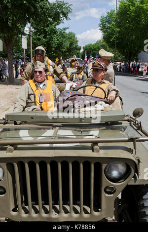 US Air Force reenactors des Zweiten Weltkrieges in der National Memorial Day Parade - Washington, DC, USA teilnehmen Stockfoto