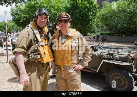 US Air Force reenactors des Zweiten Weltkrieges in der National Memorial Day Parade - Washington, DC, USA teilnehmen Stockfoto