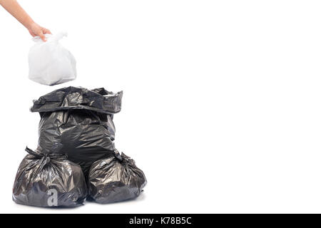 Weibliche Hände halten Müllsack auf weißem Hintergrund Stockfoto
