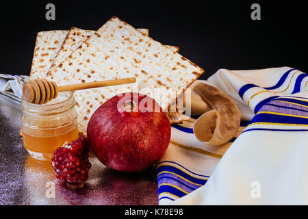 Honig und Granatapfel für traditionellen Urlaub Symbole Rosch Haschanah jewesh Urlaub auf hölzernen Tisch- und Holz- Hintergrund Stockfoto