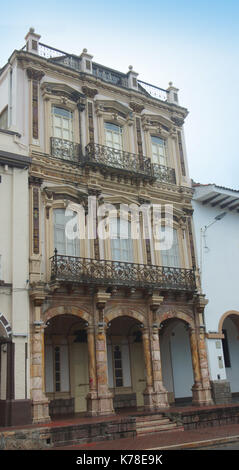 Blick auf ein altes Gebäude in der Simon Bolivar Straße Stockfoto