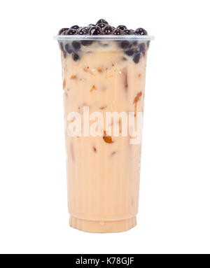 Sortierte Kaffee Getränke auf Crushed Eis mit Früchten Perlen auf weißem Hintergrund Stockfoto