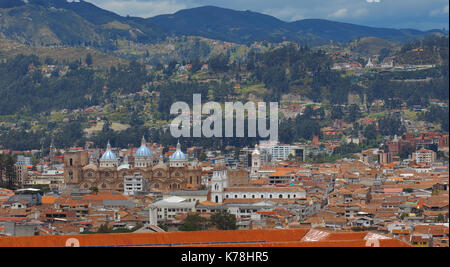 Panoramablick auf die Kathedrale der Unbefleckten Empfängnis von Cuenca aus der Sicht der Cullca Stockfoto