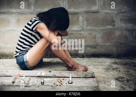 Drogensüchtige junge Frau mit Spritze in Aktion, Drogenmissbrauch Konzept. Stockfoto