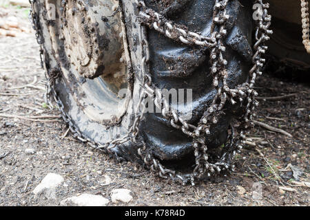 Muddy Hinterrad des Schleppers Stockfoto