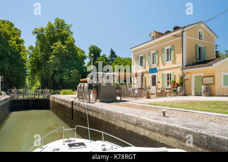 Blick von einem Boot in eine Sperre (Ecluse de la Gaule) auf dem Canal latéral à la Garonne in der Dordogne im Südwesten Frankreichs. Stockfoto