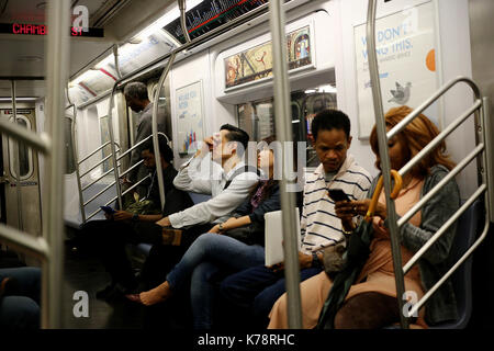 NEW YORK CITY, NY, USA - MÄRZ 2017 - unbekannter Mann seinen Kopf nimmt mit seiner Hand Anmelden od Missfallen, er andere Menschen auf den Zug scheint Stockfoto