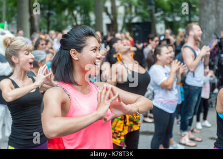 Sportler nehmen an einem Garjana Dance Workout in den Washington Square Park in New York am Donnerstag, 14. September 2017. Das Workout feierten das Ende des Lebensmittel Gipfel, auf dem die Probleme der Global Food Abfall angefahren. Garjana verwendet 'Bollywood'-Stil tanzen bewegt sich in Ihr Training. (© Richard B. Levine) Stockfoto