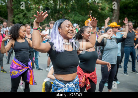 Sportler nehmen an einem Garjana Dance Workout in den Washington Square Park in New York am Donnerstag, 14. September 2017. Das Workout feierten das Ende des Lebensmittel Gipfel, auf dem die Probleme der Global Food Abfall angefahren. Garjana verwendet 'Bollywood'-Stil tanzen bewegt sich in Ihr Training. (© Richard B. Levine) Stockfoto