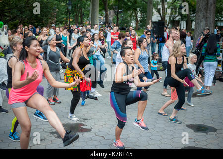 Sportler nehmen an einem Garjana Dance Workout in den Washington Square Park in New York am Donnerstag, 14. September 2017. Das Workout feierten das Ende des Lebensmittel Gipfel, auf dem die Probleme der Global Food Abfall angefahren. Garjana verwendet 'Bollywood'-Stil tanzen bewegt sich in Ihr Training. (© Richard B. Levine) Stockfoto