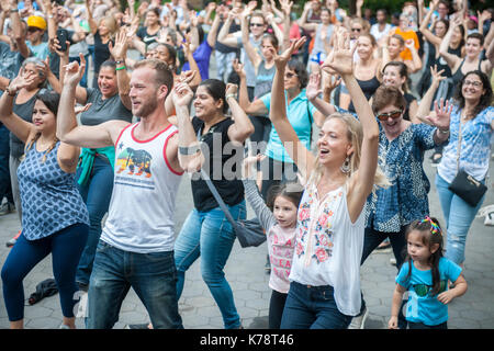 Sportler nehmen an einem Garjana Dance Workout in den Washington Square Park in New York am Donnerstag, 14. September 2017. Das Workout feierten das Ende des Lebensmittel Gipfel, auf dem die Probleme der Global Food Abfall angefahren. Garjana verwendet 'Bollywood'-Stil tanzen bewegt sich in Ihr Training. (© Richard B. Levine) Stockfoto