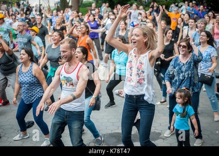 Sportler nehmen an einem Garjana Dance Workout in den Washington Square Park in New York am Donnerstag, 14. September 2017. Das Workout feierten das Ende des Lebensmittel Gipfel, auf dem die Probleme der Global Food Abfall angefahren. Garjana verwendet 'Bollywood'-Stil tanzen bewegt sich in Ihr Training. (© Richard B. Levine) Stockfoto