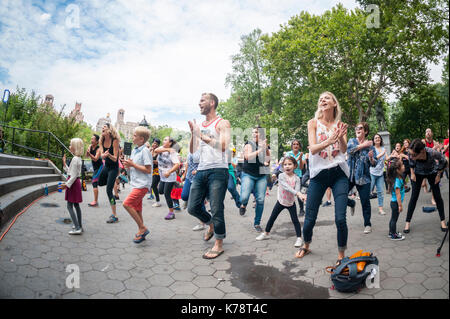 Sportler nehmen an einem Garjana Dance Workout in den Washington Square Park in New York am Donnerstag, 14. September 2017. Das Workout feierten das Ende des Lebensmittel Gipfel, auf dem die Probleme der Global Food Abfall angefahren. Garjana verwendet 'Bollywood'-Stil tanzen bewegt sich in Ihr Training. (© Richard B. Levine) Stockfoto