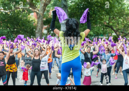 Sportler nehmen an einem Garjana Dance Workout in den Washington Square Park in New York am Donnerstag, 14. September 2017. Das Workout feierten das Ende des Lebensmittel Gipfel, auf dem die Probleme der Global Food Abfall angefahren. Garjana verwendet 'Bollywood'-Stil tanzen bewegt sich in Ihr Training. (© Richard B. Levine) Stockfoto